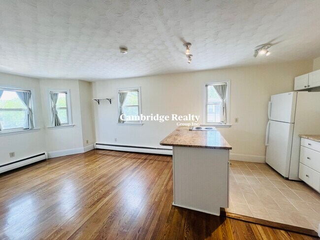 Building Photo - 189 Concord Ave Unit 3 Rental