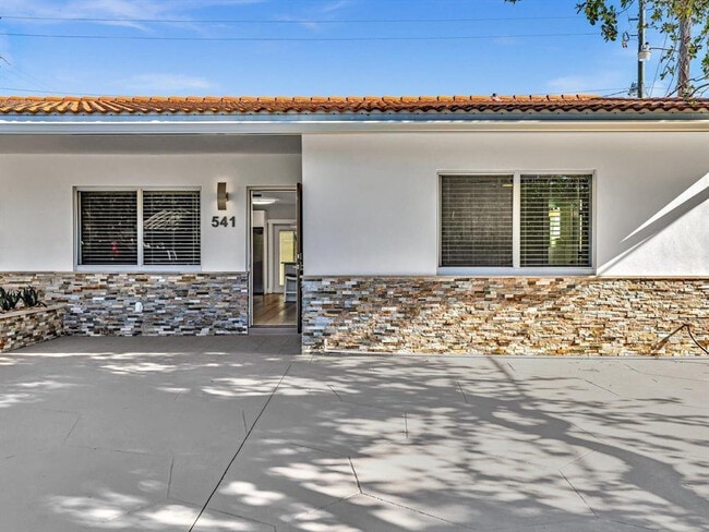 Photo - 541 NE 18th St