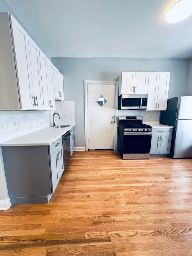 Photo - 900 W Montrose Ave