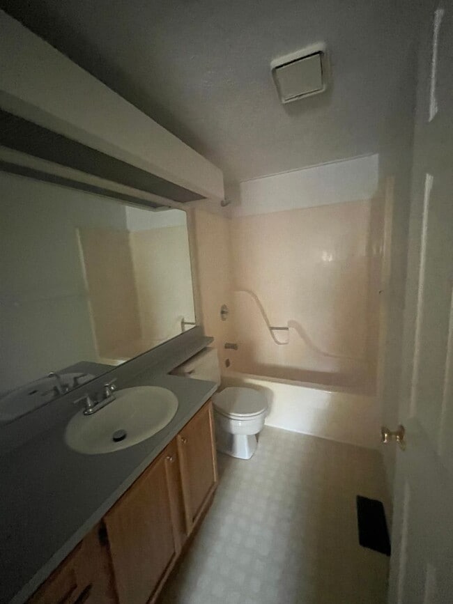 Photo - 71 Broxbourne Dr