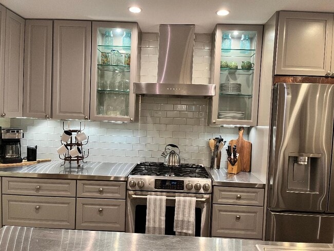 cocina-amplio espacio de almacenamiento - 917 Constitution Ave NE Unidad 1