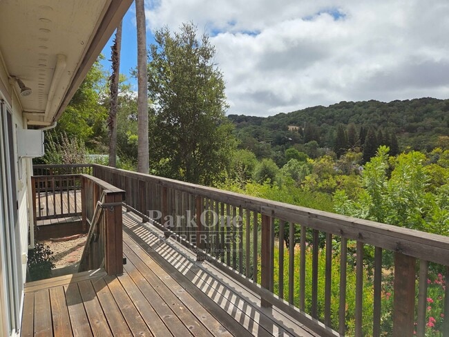 Building Photo - Incredible Home in the Hills