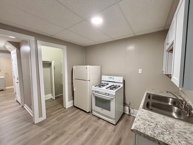 Building Photo - 1378-1382-1382 Dewey Ave Unit 1382 Dewey Ave UP