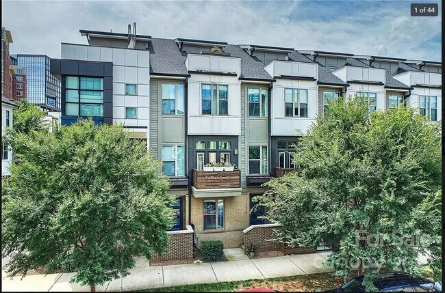 Photo - 215 Doggett St