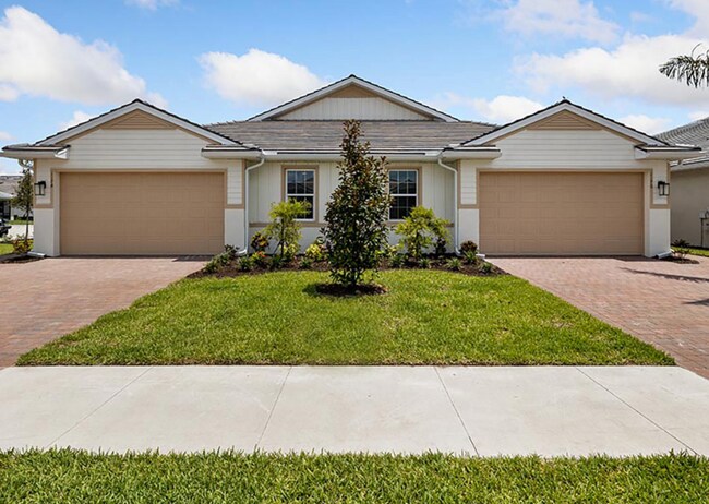 Building Photo - Live the Southwest Florida lifestyle in this lakefront villa in South Naples!