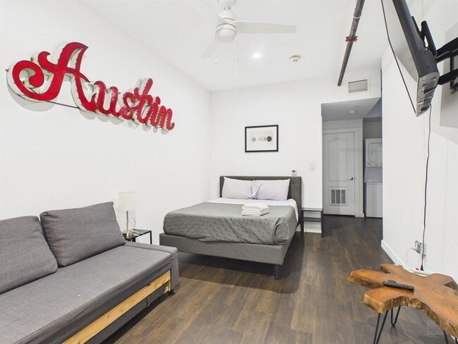 Building Photo - 1010 W 26th St Unit 202