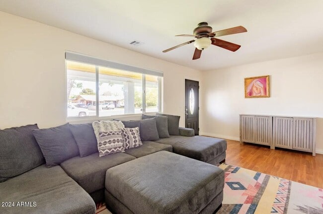 Photo - 1037 W 10th St