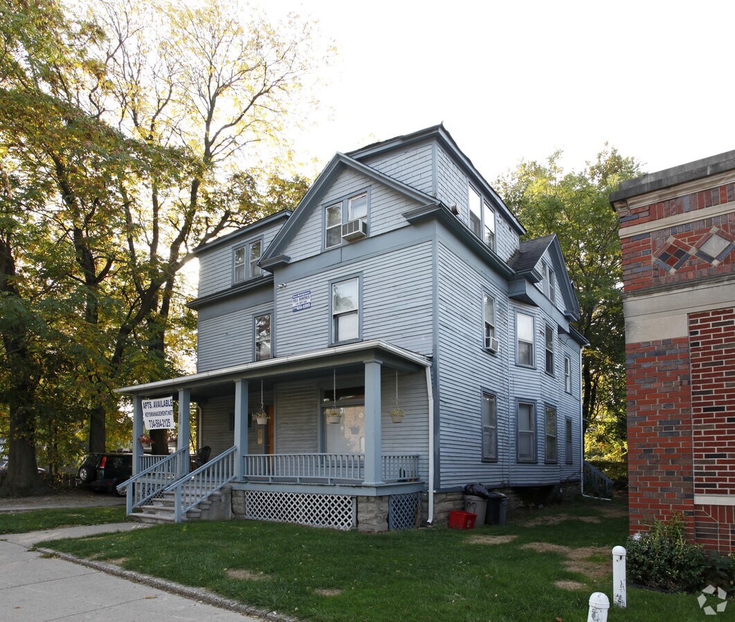 Photo - 409 W Cross St Apartments