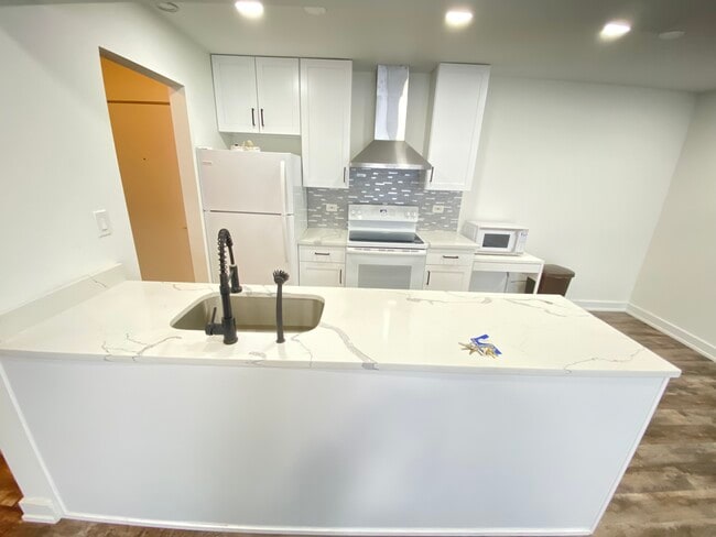 Building Photo - 7425 Brookdale Dr Unit 108