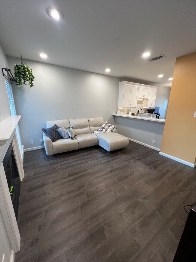 Photo - 2414 Longview St Unit 202