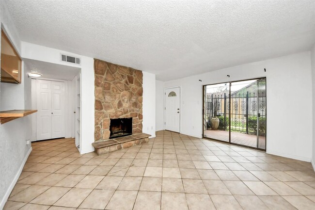 Photo - 17331 Red Oak Dr Unidad 55 Rental