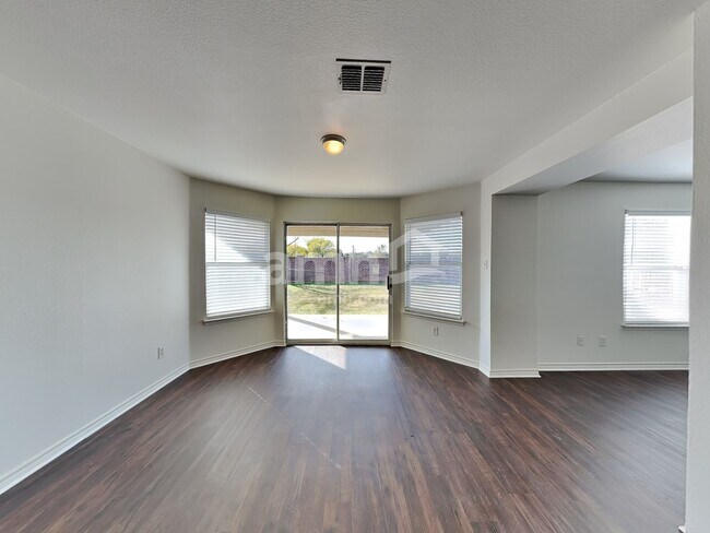 Photo - 904 Sunrise Ln