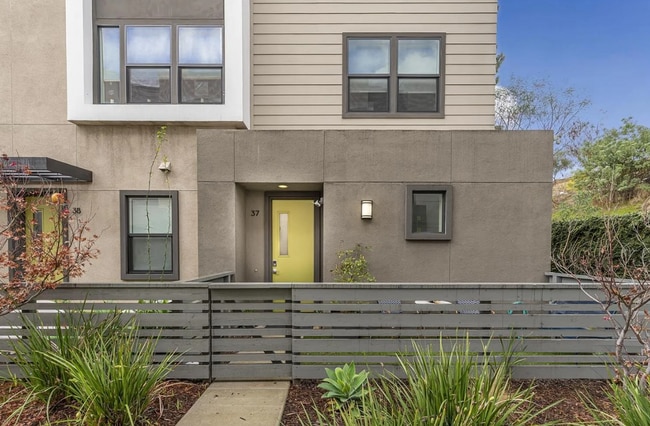 Building Photo - Beautiful 2 bedroom, 2.5 Bath Townhome in Eagle Rock is now available!