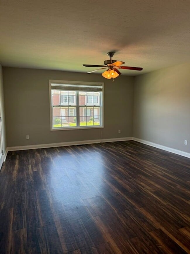 Building Photo - 272 Audley Ave Unit B11