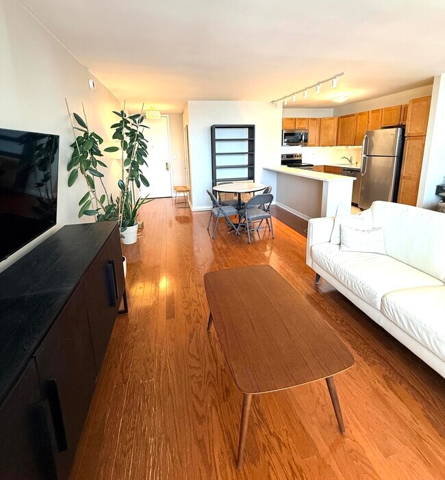 Photo - 655 W Irving Park Rd Unidad 2108