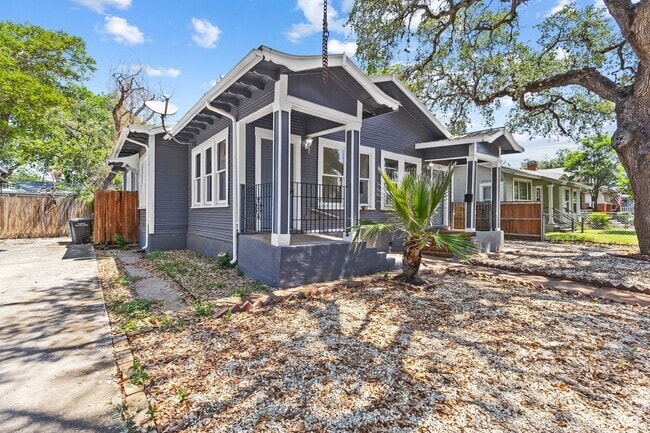 Building Photo - Charming Home Awaits: Spacious & Modern Li...