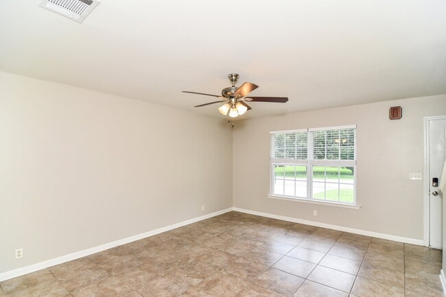 Photo - 145 Lyndhurst Dr