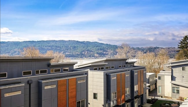 Building Photo - Stunning Home with Panoramic Lake Sammamish Views