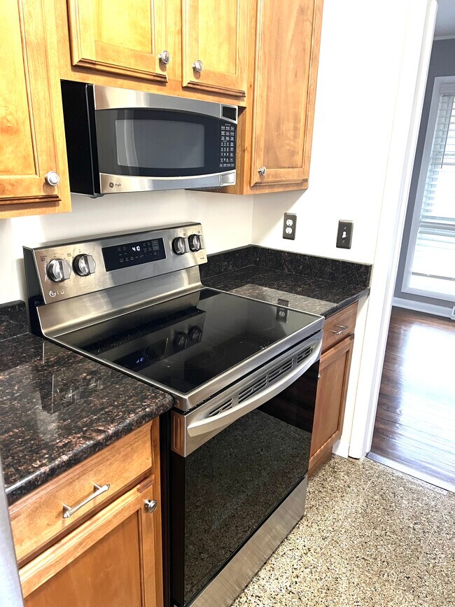 Photo - 556 Bloomfield Ct