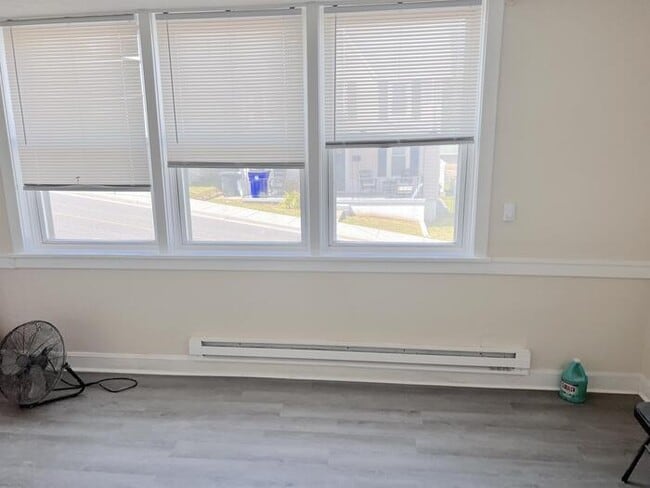 Photo - 116 W B St