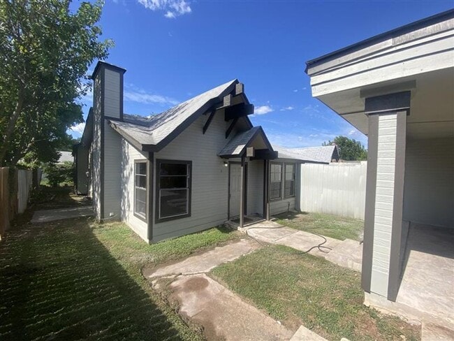 Building Photo - Large 2/2 duplex with a 2 car carport Rental