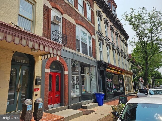 Building Photo - 334 N Market St Unit 4 Rental