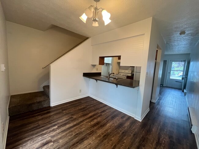 Photo - 402 Forest Ln