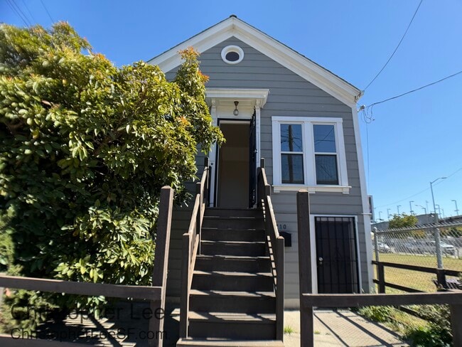 Building Photo - 710 Henry St