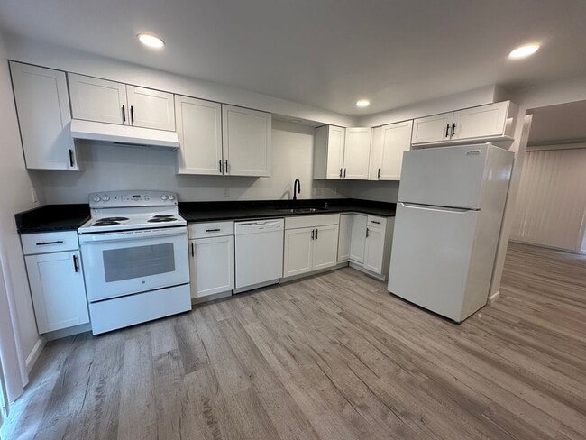 Building Photo - 1527 Santiam Hwy SE Unit Santiam 1527 #2