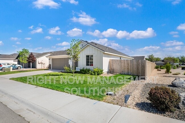 Photo - 823 E 19th N St