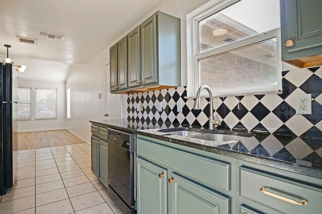 Photo - Beautiful 2 Bedroom - 2 Bathroom in Deer C...