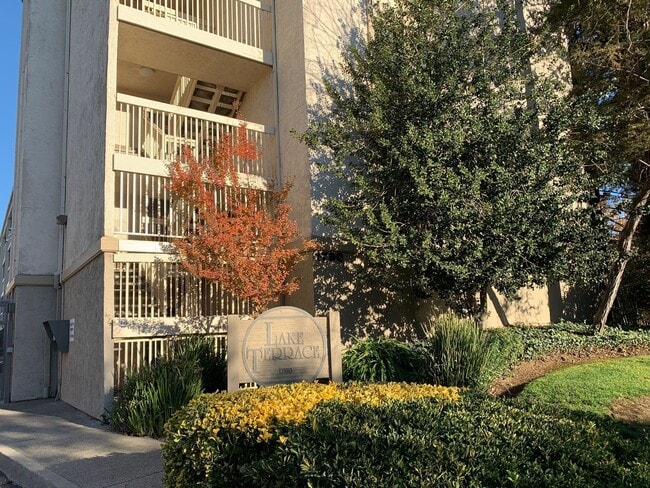 Building Photo - Fully Remodeled 2bedroom near downtown Unit 12