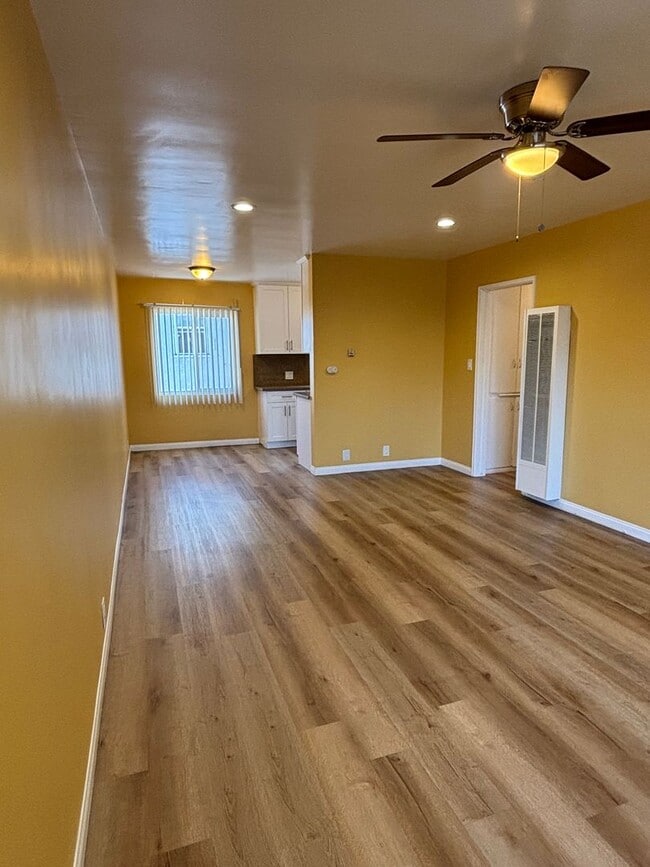 Photo - Spacious 1 bedroom available now in Long B...