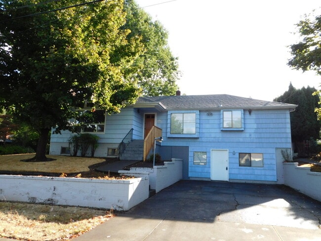 Building Photo - 4Bd/1.5Ba Two Story Home - Available End o...