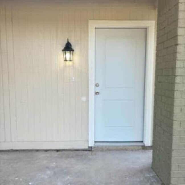 Building Photo - Beautiful newly remodeled 2/1 apartment!