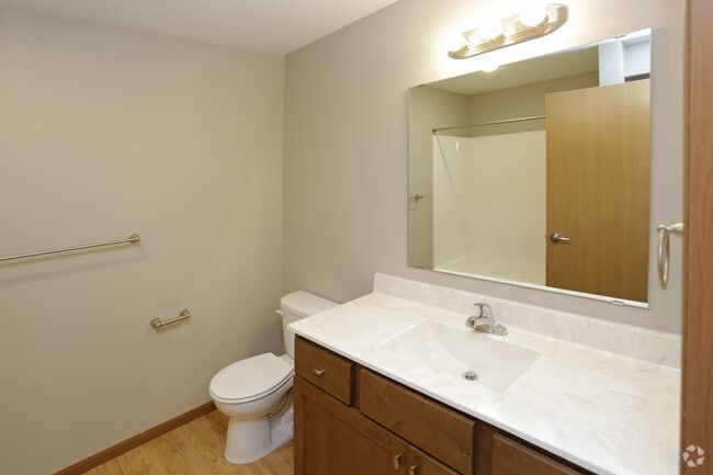 2BR, 2BA - 921 SF