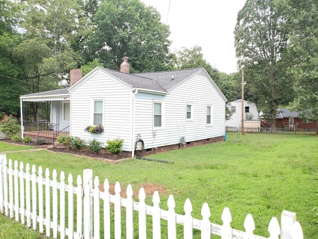Well Kept Bungalow in Downtown Mebane! - Well Kept Bungalow in Downtown Mebane! House