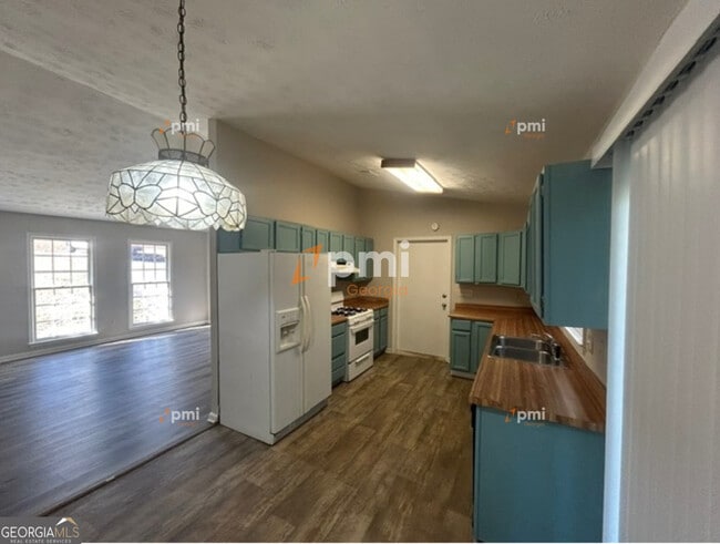 Photo - 667 Rae Dr SW