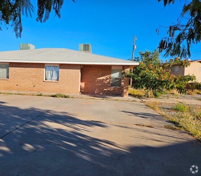 Building Photo - Lovely 2 Bdrm/1 Bath Home Sits in a Small ...