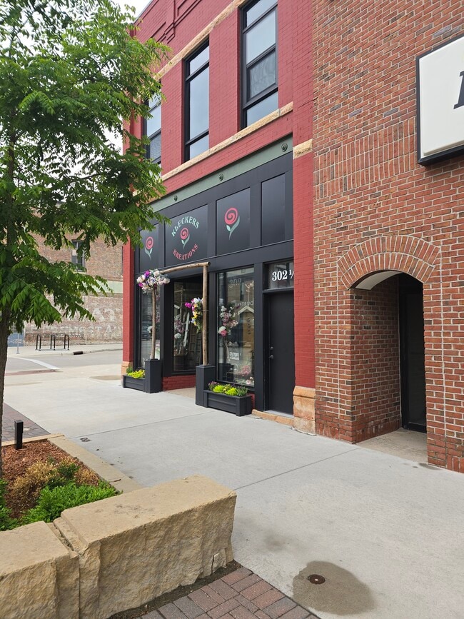 Building Photo - 302 N Cedar Ave