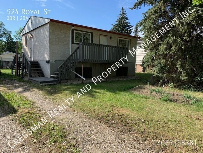 Building Photo - 2 Bedroom Main Floor Unit in Rosemont