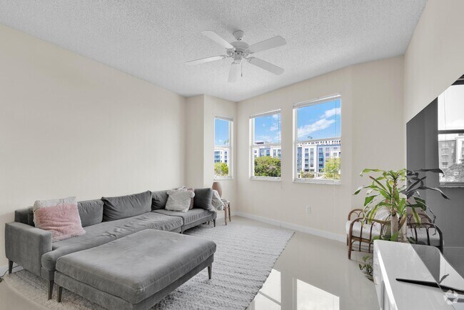 Building Photo - 533 NE 3rd Ave Unit 432 Rental