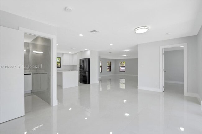 Photo - 7480 Johnson St