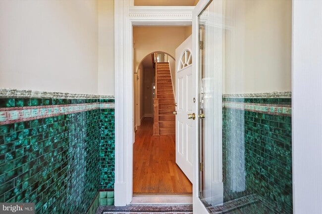 Photo - 14 Seaton Pl NW