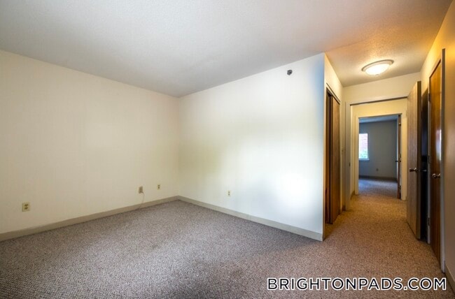 Building Photo - 152 N Beacon St Rental
