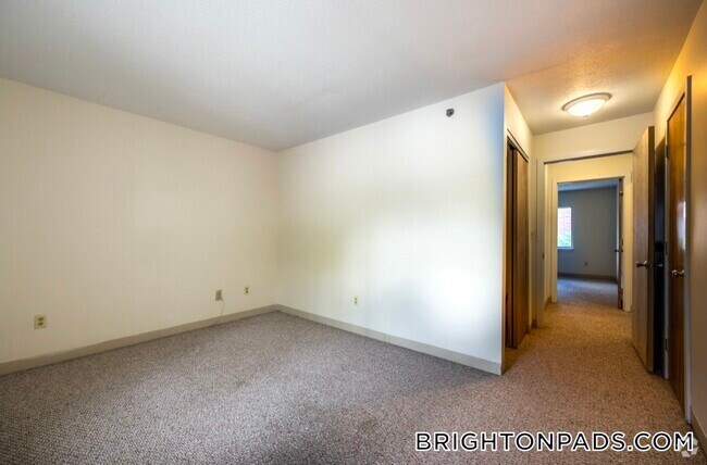 Building Photo - 152 N Beacon St Rental
