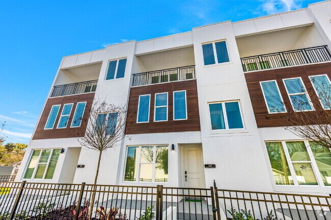 Building Photo - Luxurious 3 Bedroom Condo with Spacious La... Unit 3