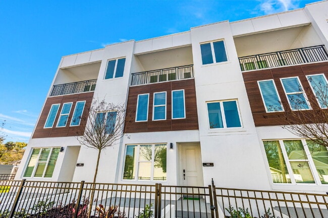 Luxurious 3 Bedroom Condo with Spacious La... - Luxurious 3 Bedroom Condo with Spacious La... Unit 3
