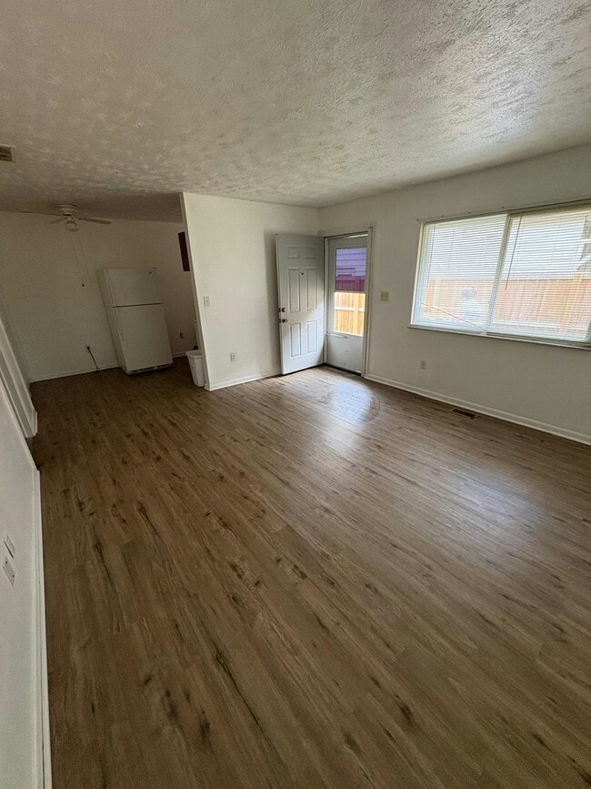 Building Photo - 56 Fernwood Ave Unit D