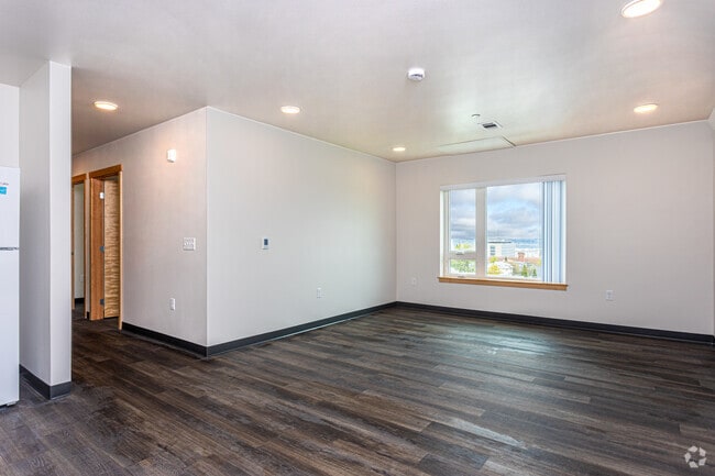 3BR, 2BA - 985SF